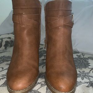 Size 6 Express tan/camel ankle boots/booties
